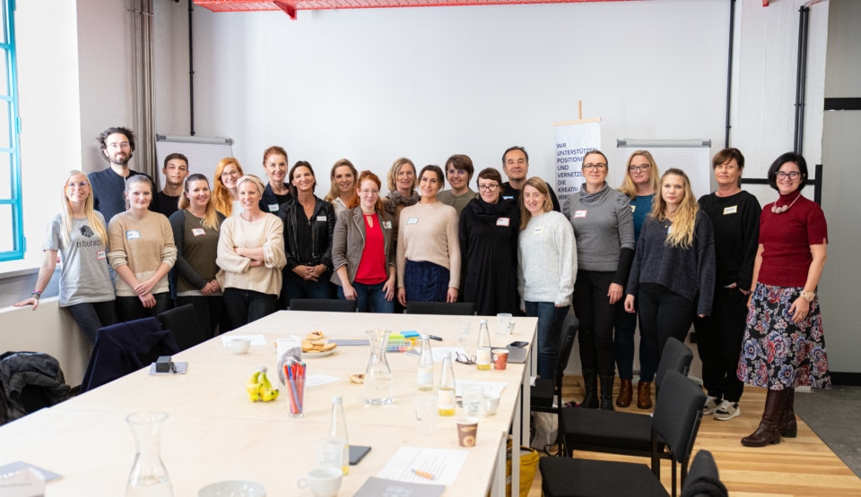 Die WorkshopteilnehmerInnen mit Annabel Loebell und Grazia Nordberg und Projektmanagerin Verena Kroupa / Credits: FRAMEWORKER