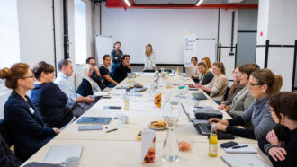 Communication is everything! Die Truppe beim Arbeiten mit Grazia Nordberg und Annabel Loebell / Credits: FRAMEWORKER