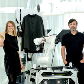 Verena Traunmüller und Wolfgang Gumpelmaier-Mach arbeiten in einem internationalen Team an der Mode der Zukunft. Foto: Volker Weihbold
