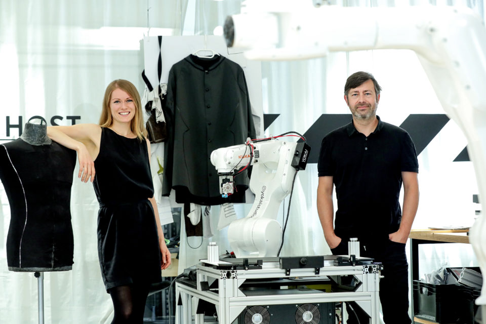 Verena Traunmüller und Wolfgang Gumpelmaier-Mach arbeiten in einem internationalen Team an der Mode der Zukunft. Foto: Volker Weihbold