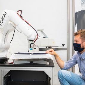 Michael Wieser von Yokai. Maskenerstellung mittels kreativer Robotik. Credit: Jürgen Grünwald